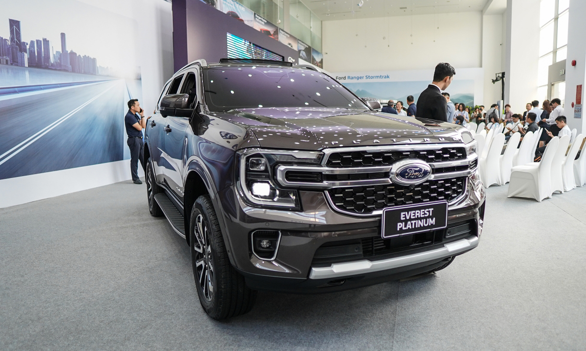 Các chi tiết trên Everest Platinum 2024 được làm bằng crom mờ