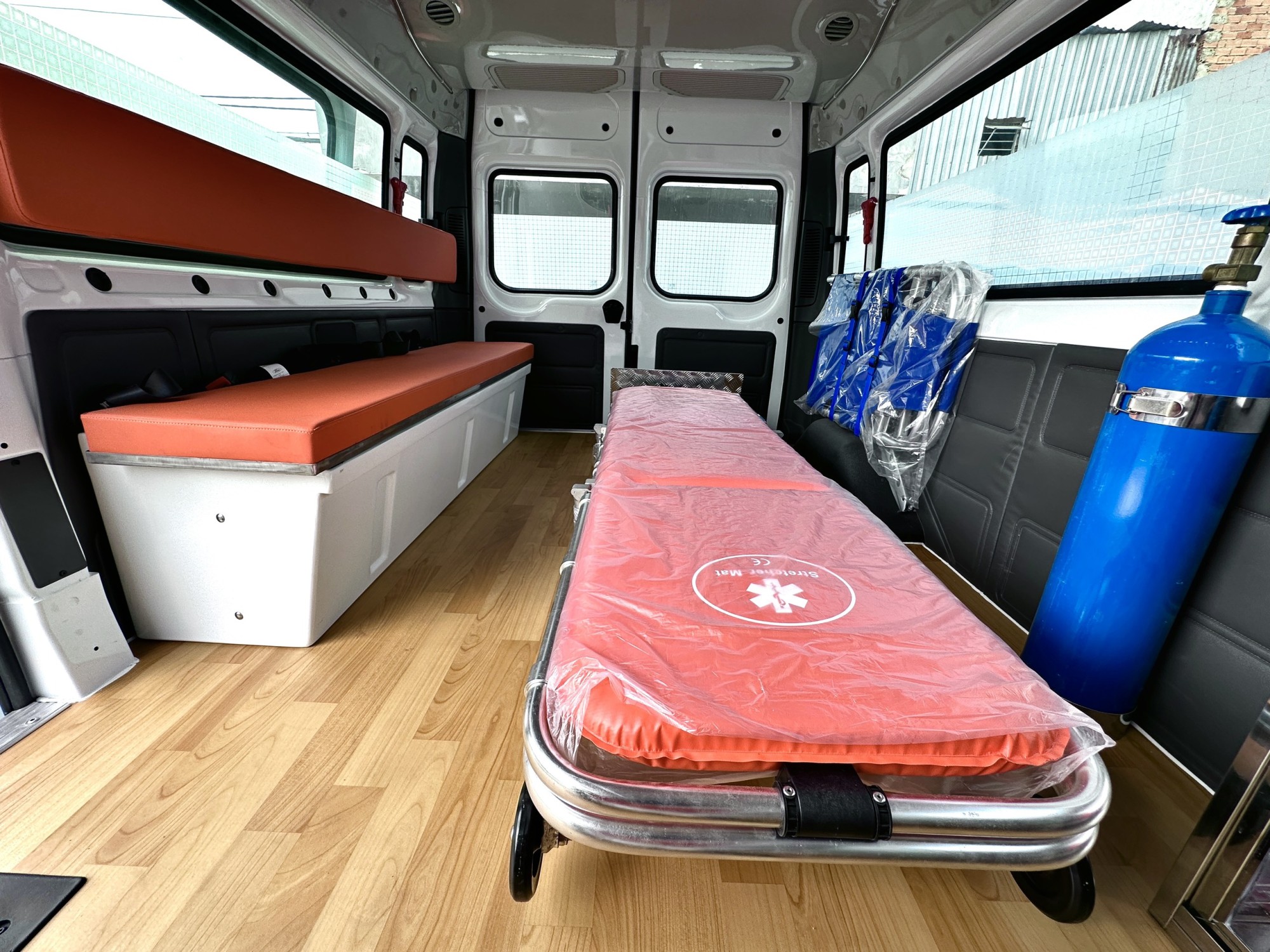 Nhìn từ trước ra sau khoang xe cứu thương